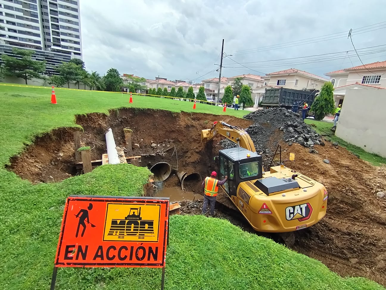 MOP utiliza maquinaria para retirar tuberia colapsada