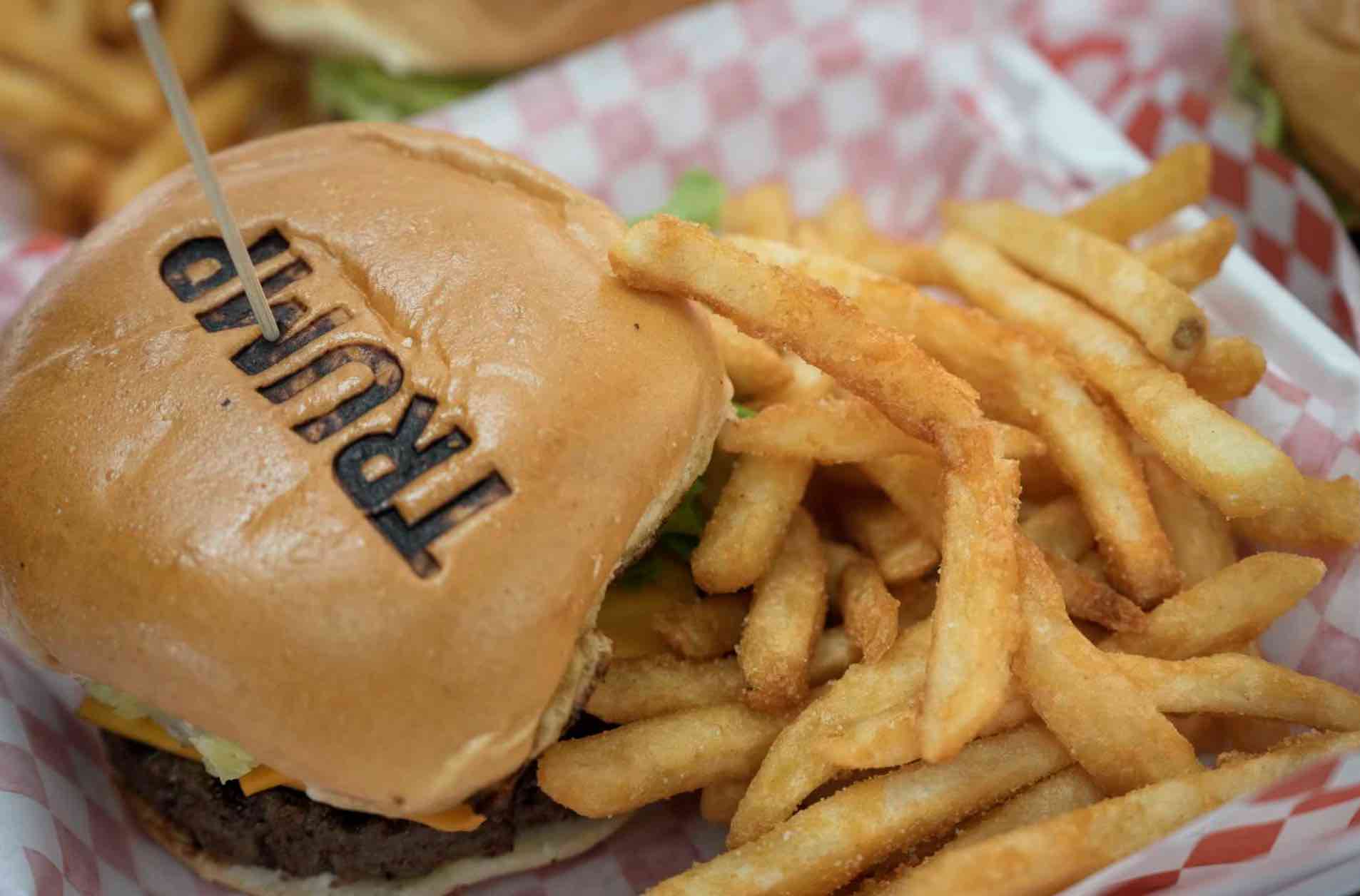 Fundador de Trump Burger intento obtener residencia fraudulenta