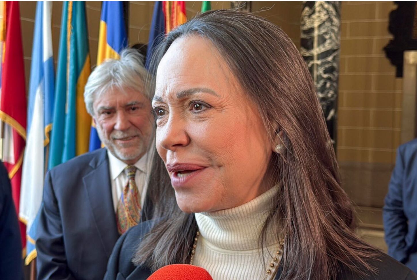 Transicion economica avanza bajo supervision de Washington